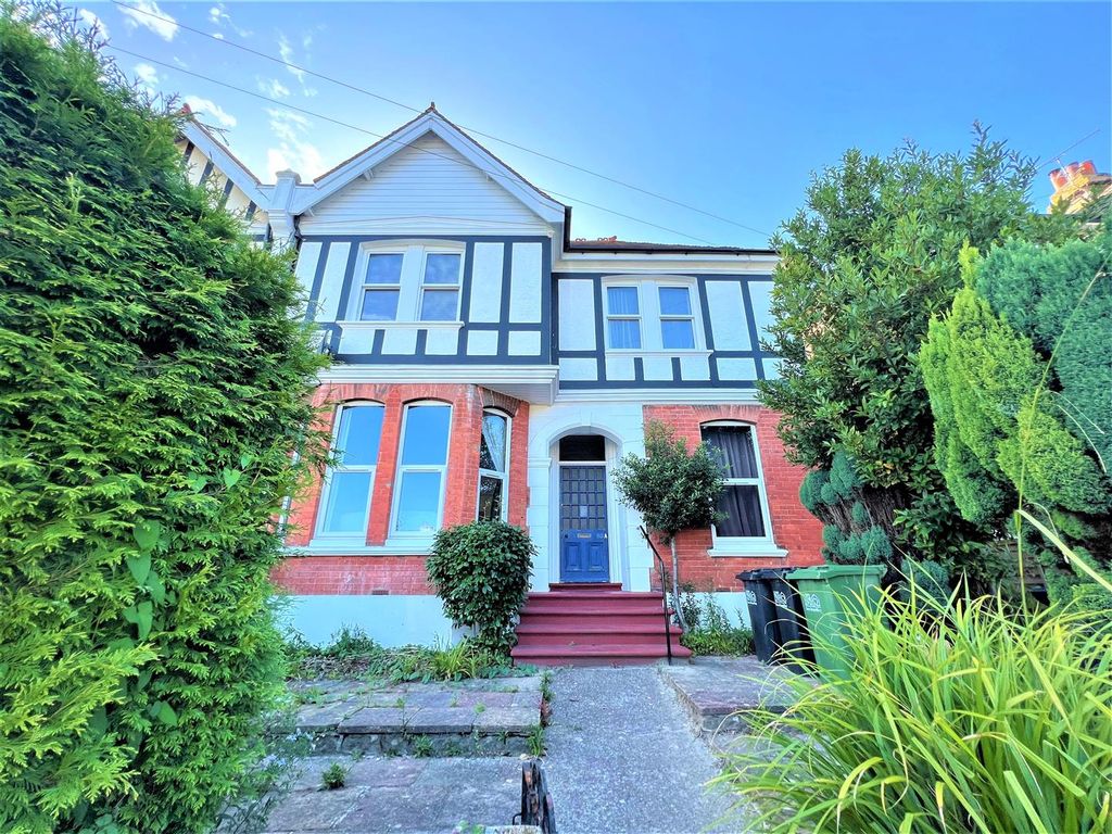 2 bed flat to rent in Dorset Road, Bexhill On Sea TN40, £1,100 pcm Zoopla