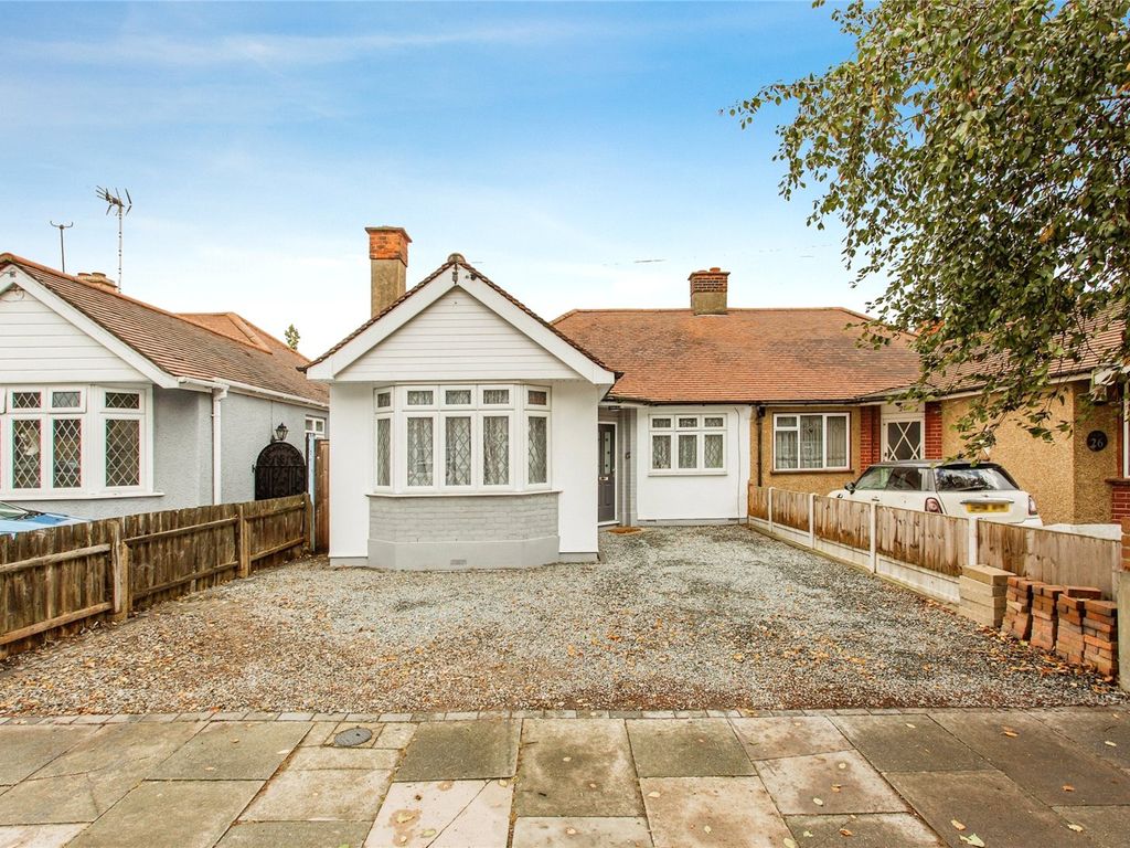 2 bed bungalow for sale in Lyndale Avenue, SouthendOnSea SS2, £
