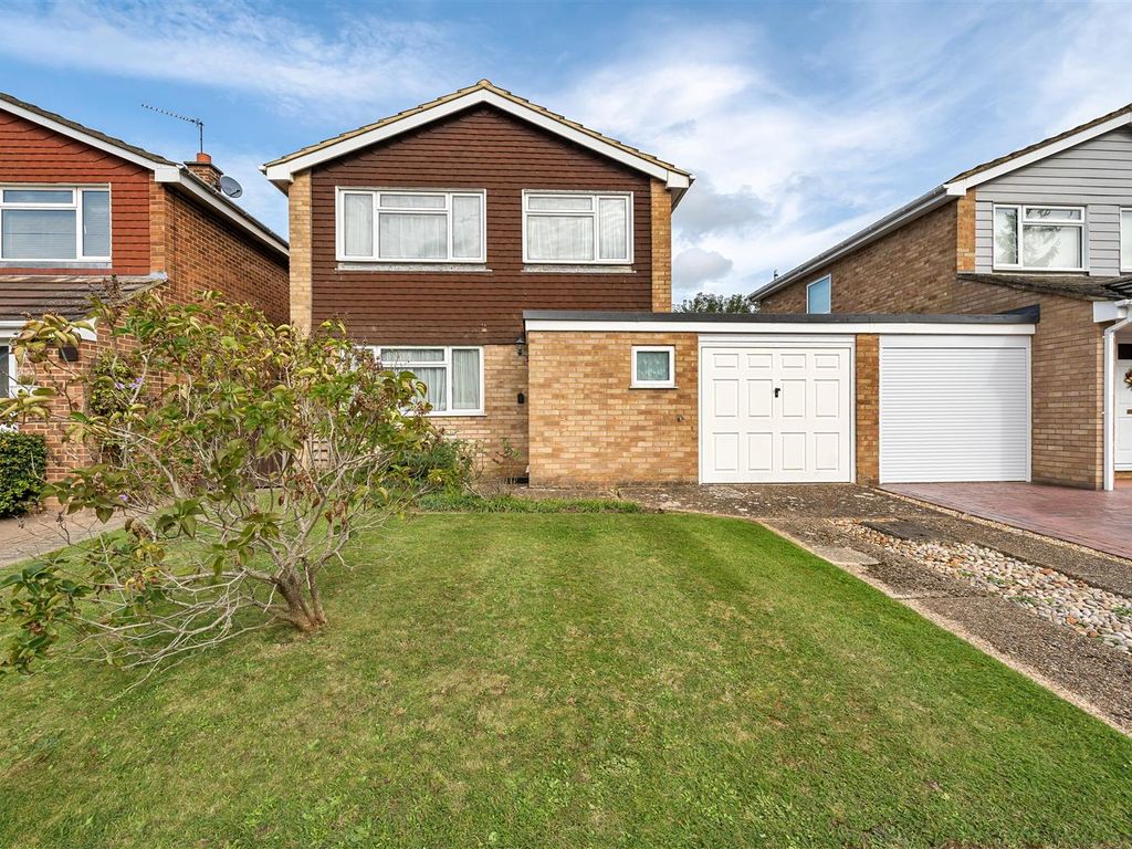 3 bed linkdetached house for sale in Harmar Close, Wokingham