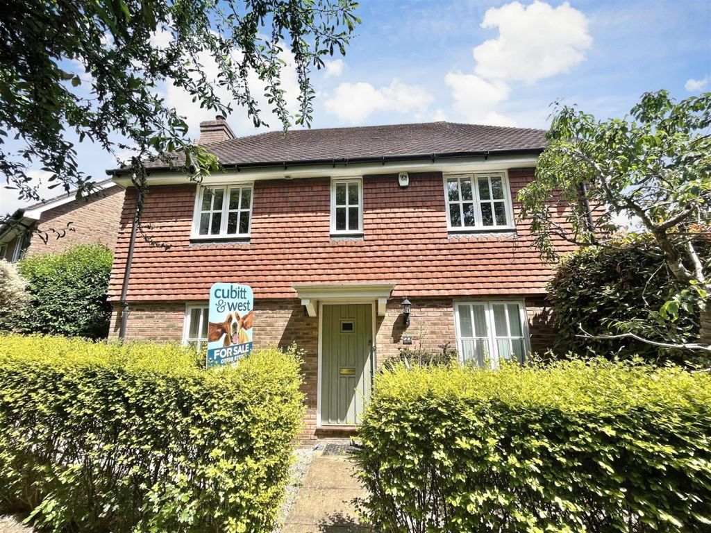 3 bed detached house to rent in Berrall Way, Billingshurst RH14, £1,400
