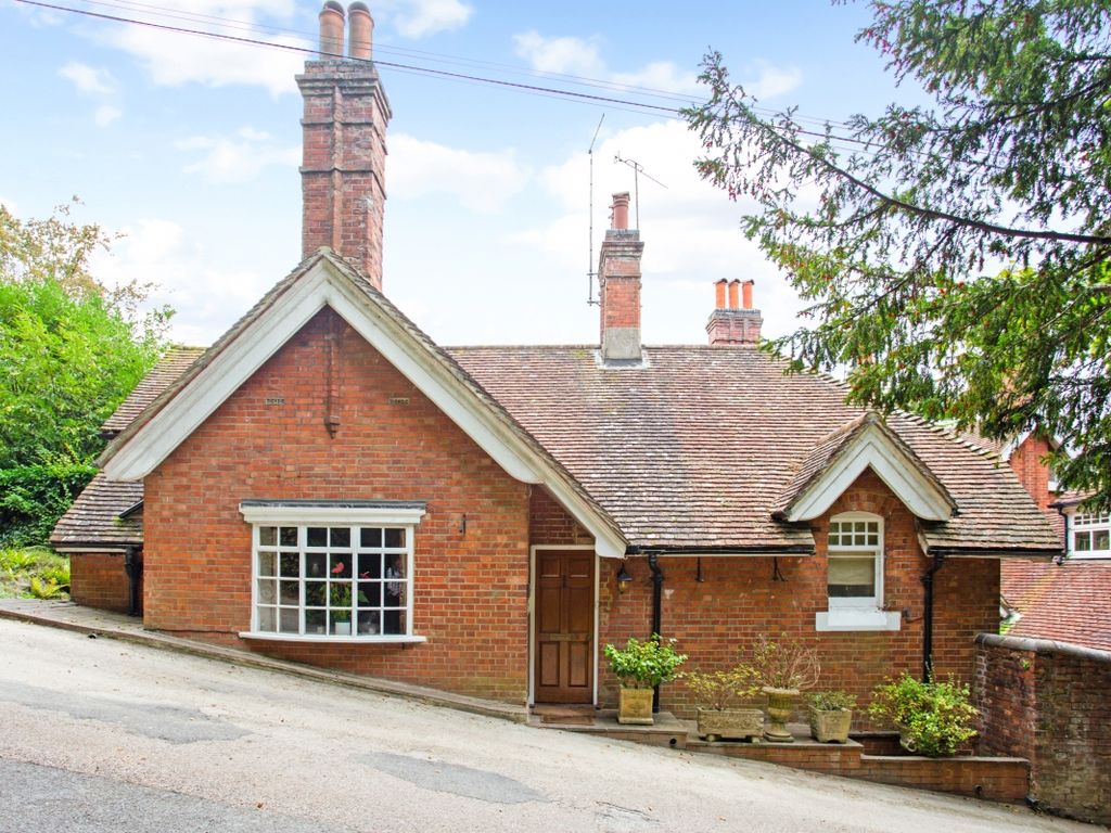 3 bed flat to rent in Park Ley Road, Woldingham, Caterham CR3, £2,250