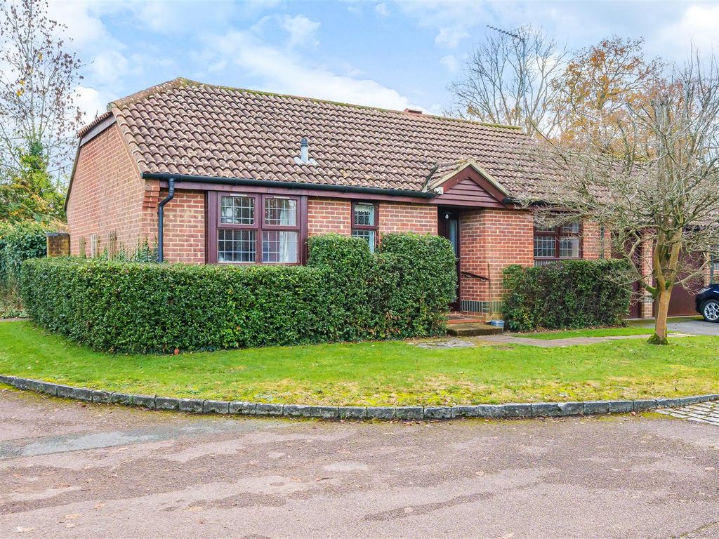 2 bed bungalow for sale in Weston Lea, West Horsley, Leatherhead KT24, £500,000 Zoopla