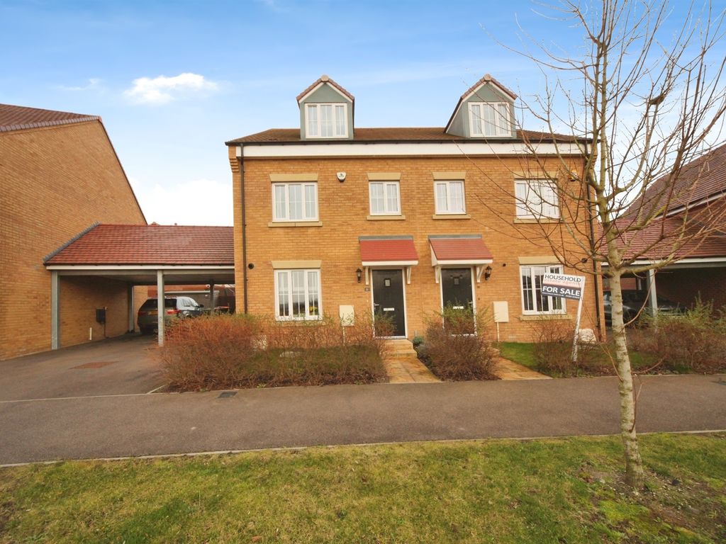 4 bed semidetached house for sale in Aylesbury Drive, Houghton Regis