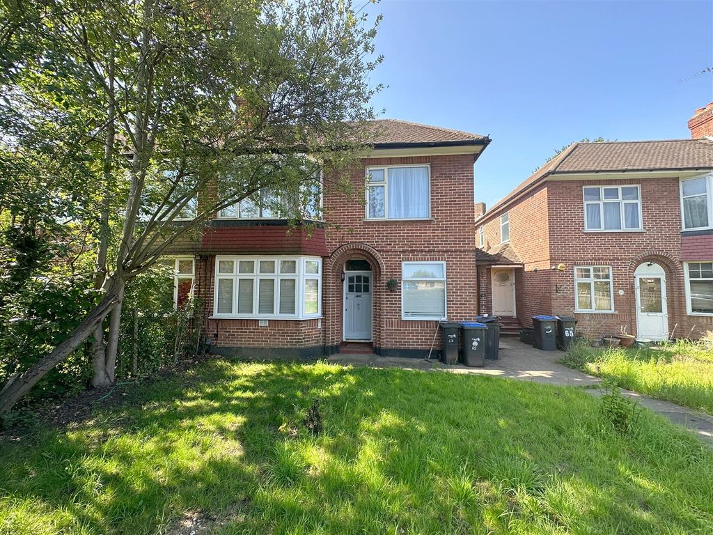 2 bed for sale in Myddelton Avenue, Enfield EN1, £325,000