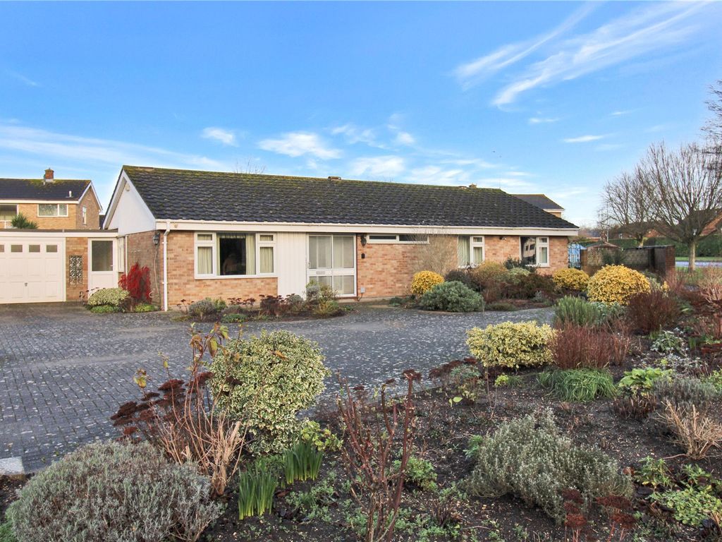 3 bed bungalow for sale in Wiseman Close, Covingham, Swindon, Wiltshire