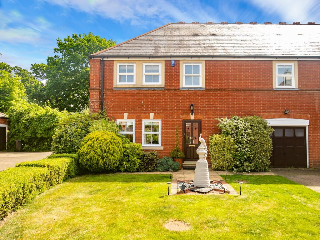 2 bed end terrace house for sale in Chapel Mews, Repton Park, Woodford