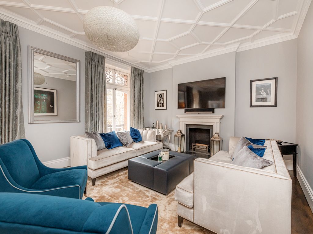 3 bed flat for sale in Ashley Gardens, Ambrosden Avenue, Westminster