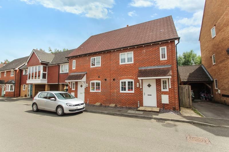 3 bed semidetached house for sale in Lucas Close, Maidenbower, Crawley