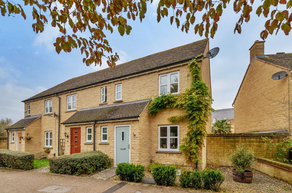 3 bed semidetached house for sale in Madley Brook Lane, Witney