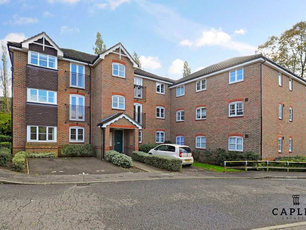 Studio to rent in Bryony Close, Loughton IG10, £1,600 pcm Zoopla