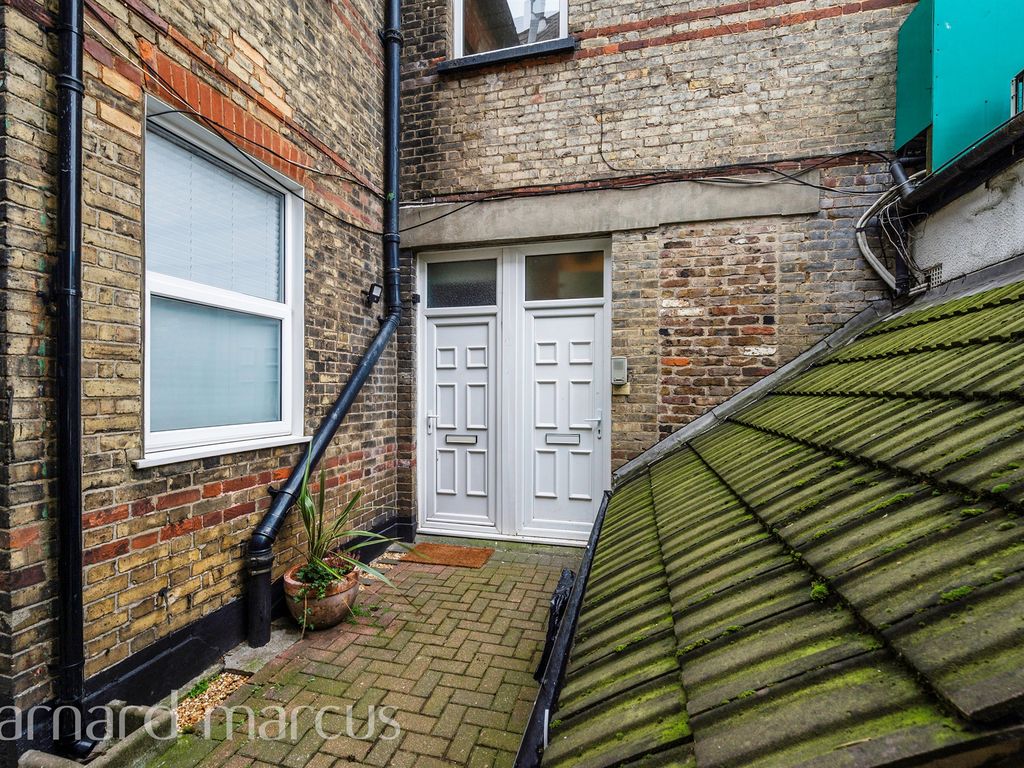 2 bed flat for sale in Manor Road, Wallington SM6 Zoopla