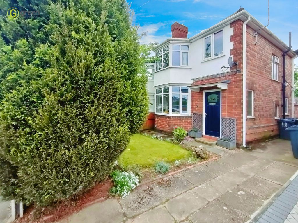 3 bed semidetached house for sale in Chipperfield Road, Castle