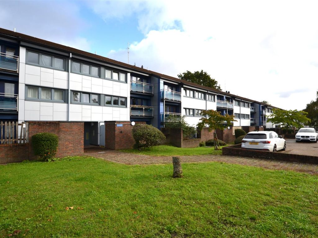 2 bed flat to rent in Francis Road, HarrowOnTheHill, Harrow HA1, £