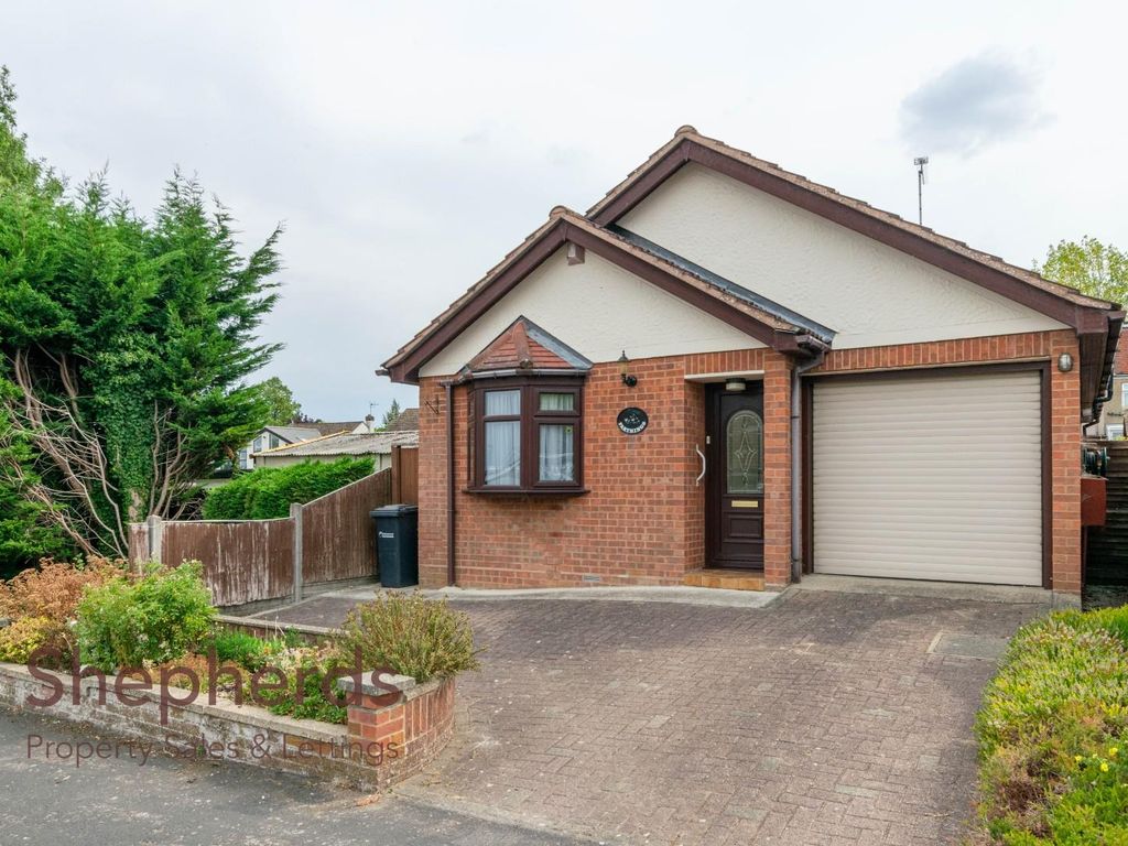 2 bed detached bungalow for sale in Windsor Close, Cheshunt, Waltham