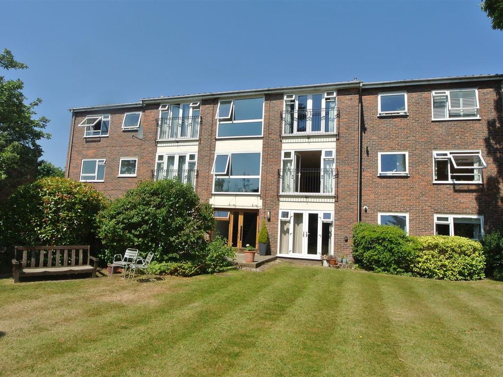 2 bed flat to rent in Oatlands Drive, Weybridge KT13, £1,600 pcm Zoopla