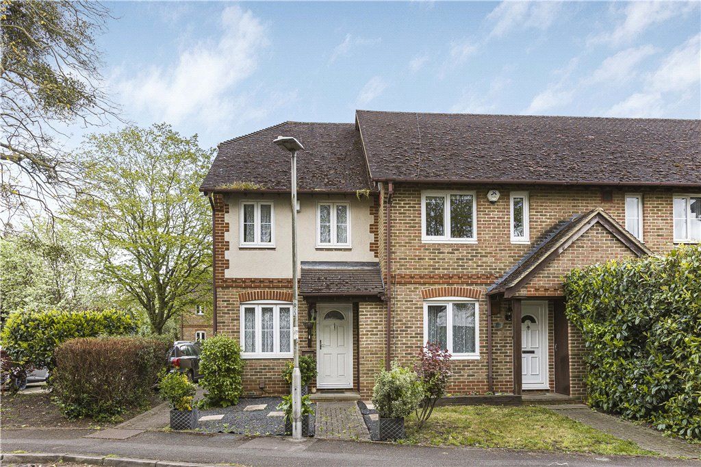 3 bed end terrace house for sale in Vicarage Way, Colnbrook, Slough