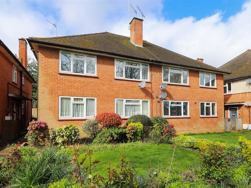 2 bed for sale in Lloyd Court, Pinner HA5, £350,000 Zoopla