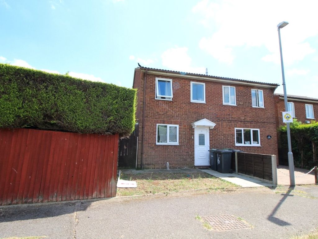 2 bed end terrace house to rent in Branton Close, Luton, Bedfordshire