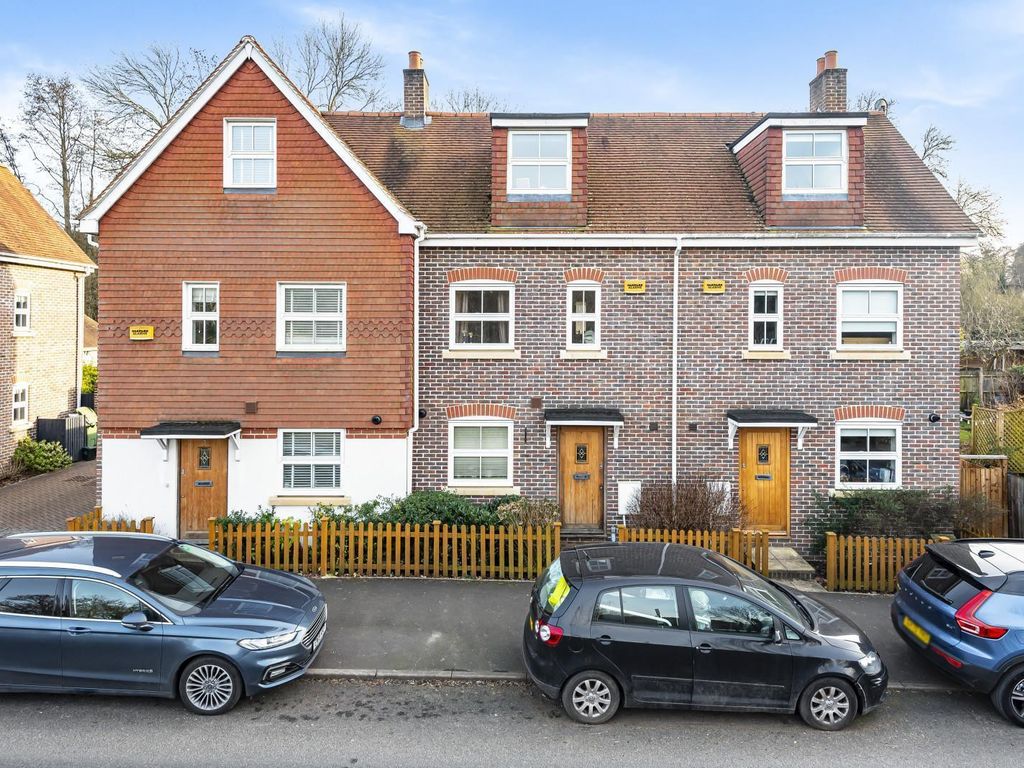 4 bed end terrace house for sale in Haywards Corner, Dorking Road