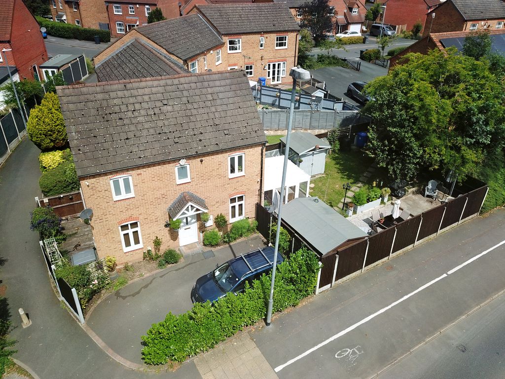 3 bed semidetached house for sale in Willowfield Court, Willowfield