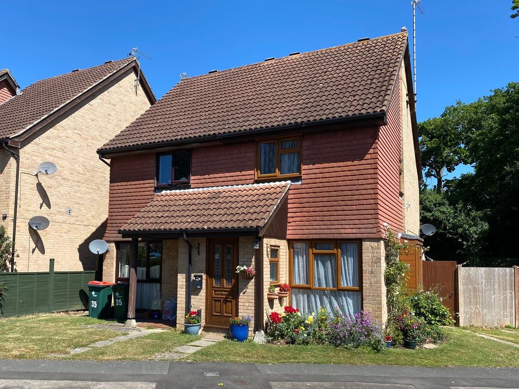 2 bed semidetached house to rent in Guinevere Road, Ifield, Crawley