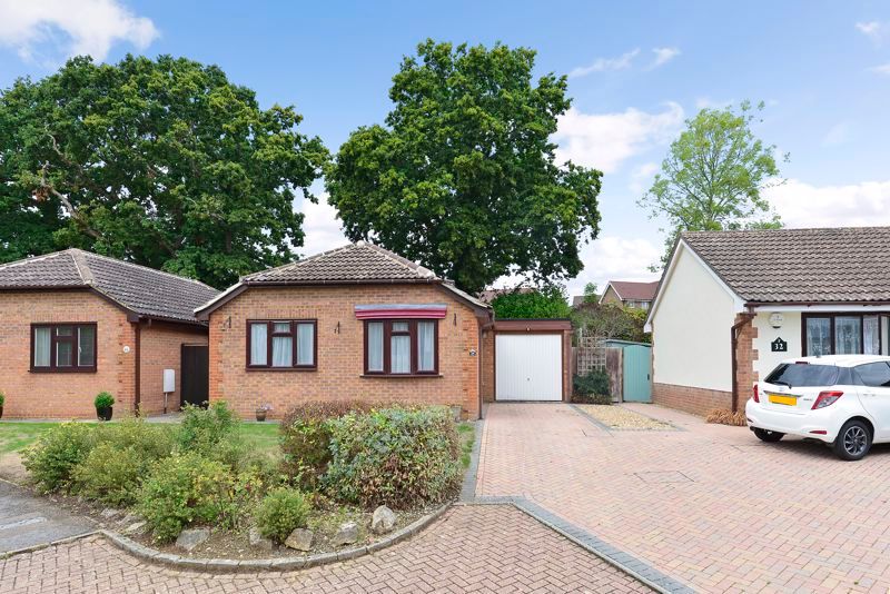 2 bed detached bungalow for sale in Copse Edge, Cranleigh GU6 Zoopla