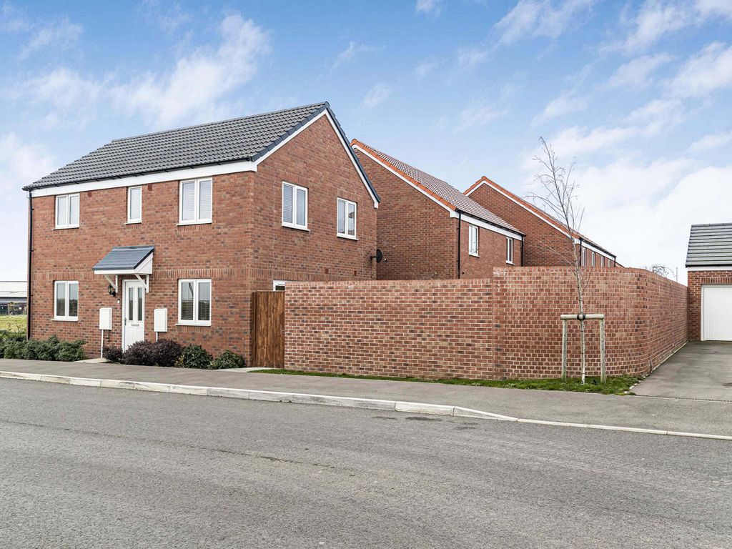 3 bed detached house for sale in Dakota Drive, Grove OX12, £375,000