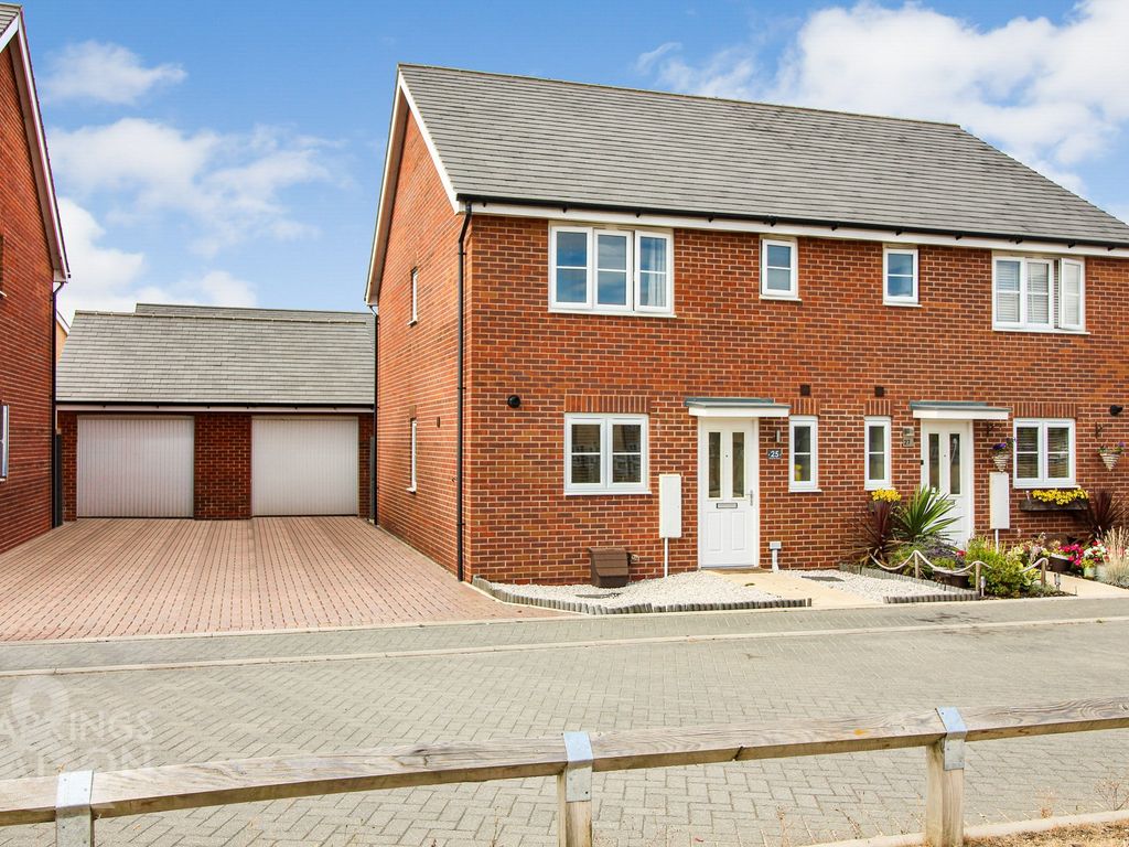 3 bed semidetached house for sale in Peregrine Grove, Wymondham NR18