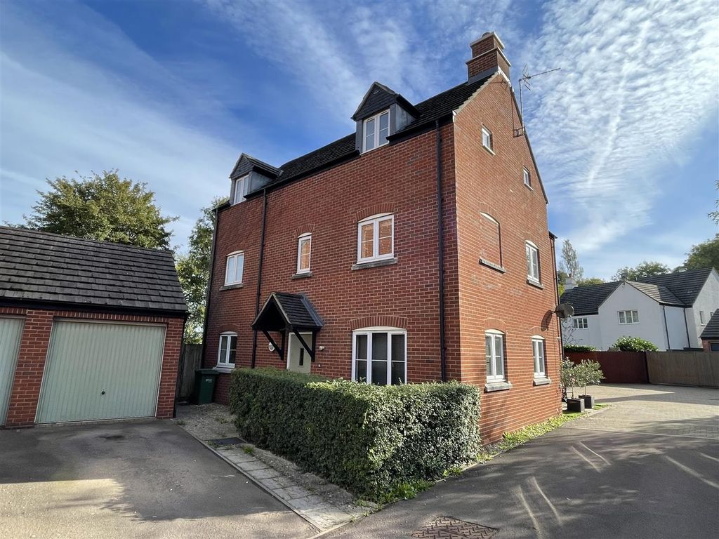 4 bed semidetached house to rent in Bradestones Way, Eastington