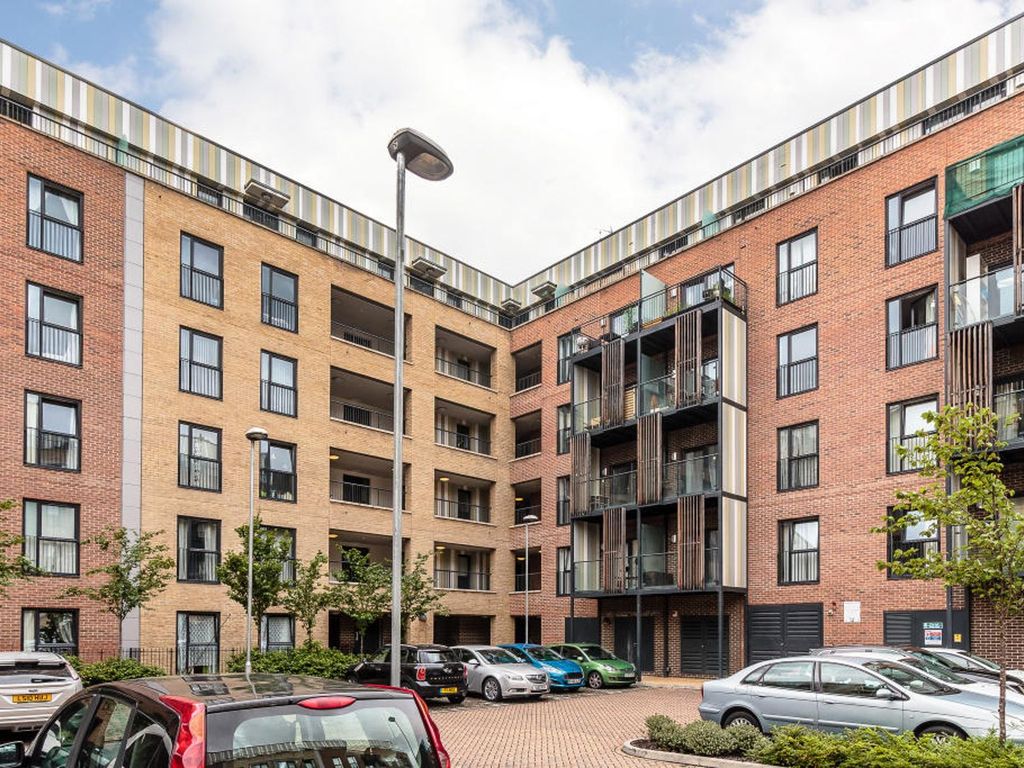 2 bed flat for sale in Maxwell Road, Romford RM7, £330,000 Zoopla