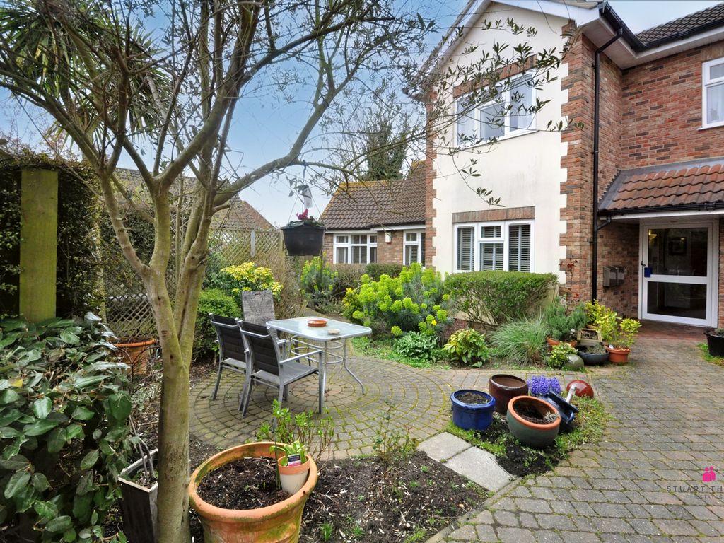 2 bed flat for sale in London Road, Hadleigh, Benfleet SS7 Zoopla