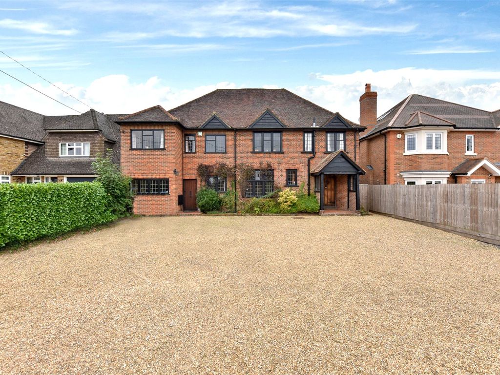 5 bed detached house for sale in Weedon Lane, Amersham, Buckinghamshire