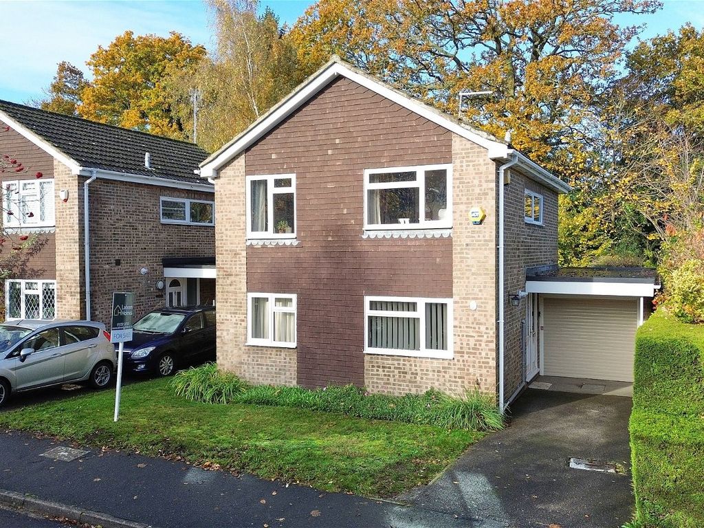 4 bed detached house for sale in Durnsford Avenue, Fleet GU52, £525,000