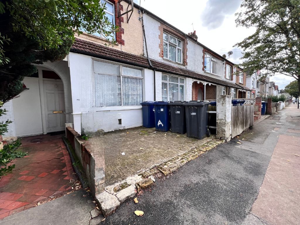 2 bed for sale in Victoria Road, Southall UB2, £250,000 Zoopla