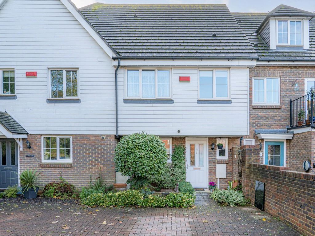 3 bed property for sale in Finch Close, Faversham ME13 Zoopla
