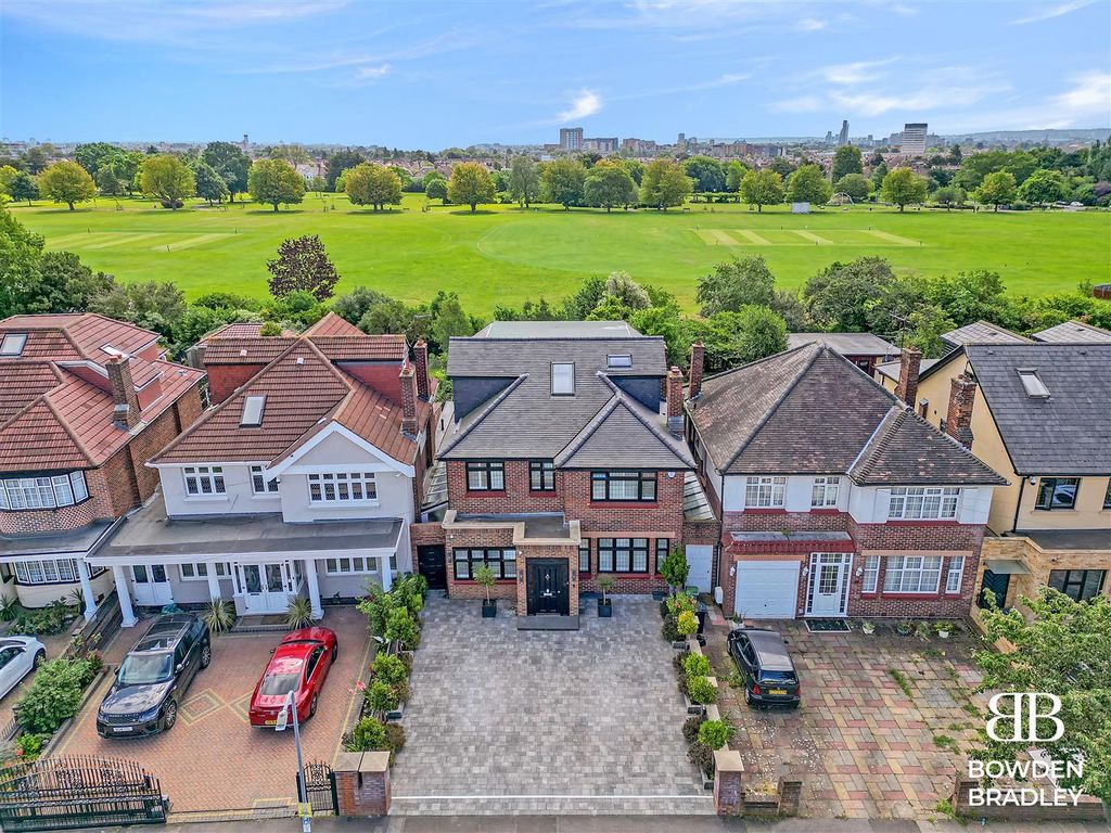 5 bed detached house for sale in Lord Avenue, Clayhall, Ilford IG5, £