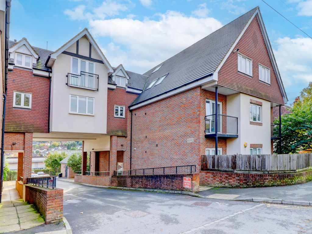 2 bed flat for sale in West Road, High HP12, £230,000