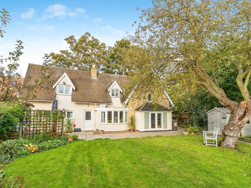 3 bed detached house for sale in Ridge Road, Bedford MK42, £550,000