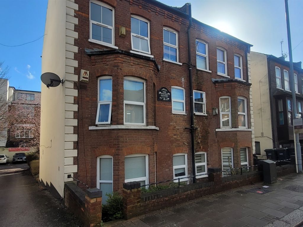 2 bed flat for sale in Clarendon Road, Luton LU2, £100,000 Zoopla