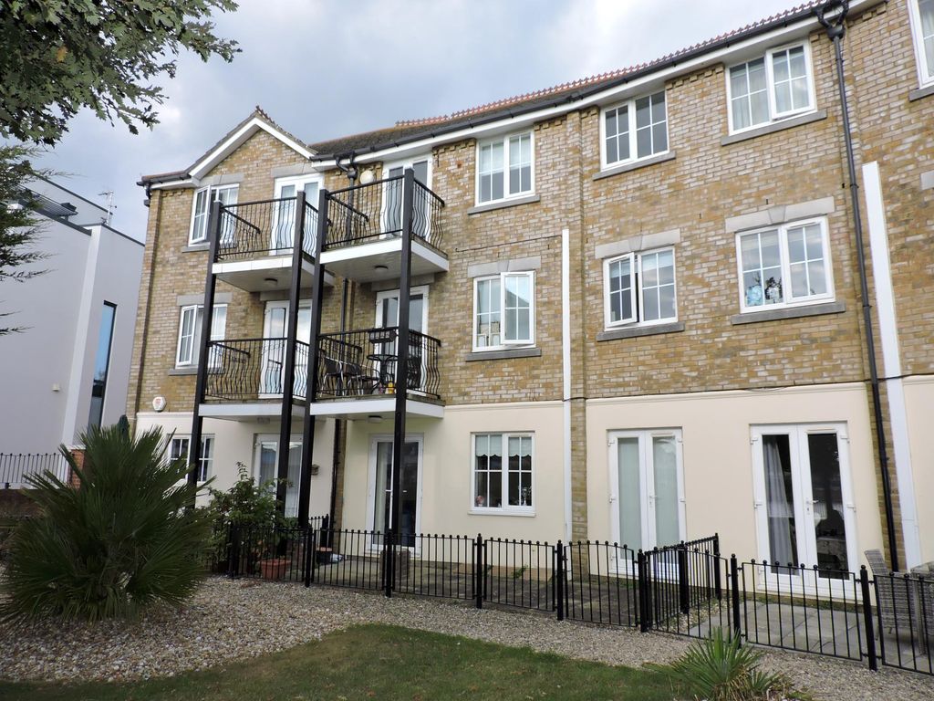 2 bed flat to rent in Long Beach View, Sovereign Harbour North