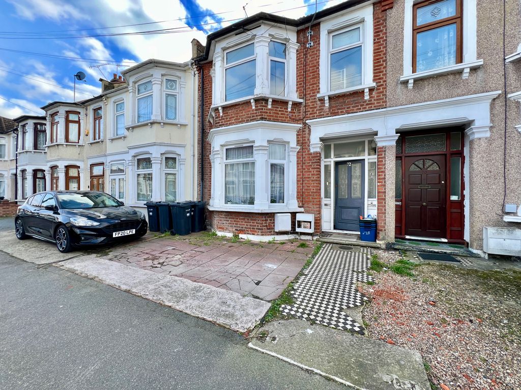 2 bed flat to rent in Mortlake Road, Ilford IG1, £1,800 pcm Zoopla