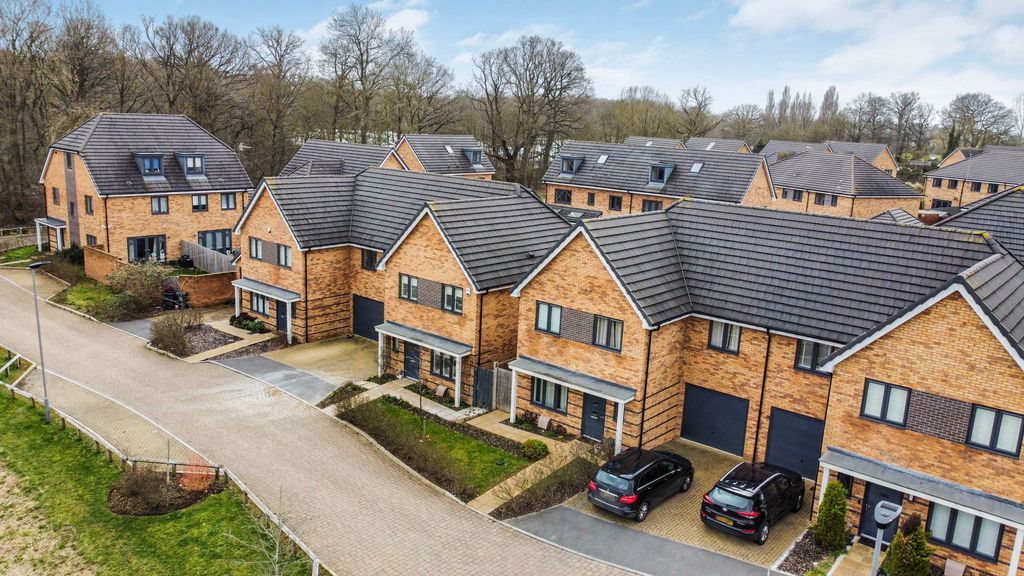 4 bed semidetached house for sale in Princes Avenue, Welwyn Garden