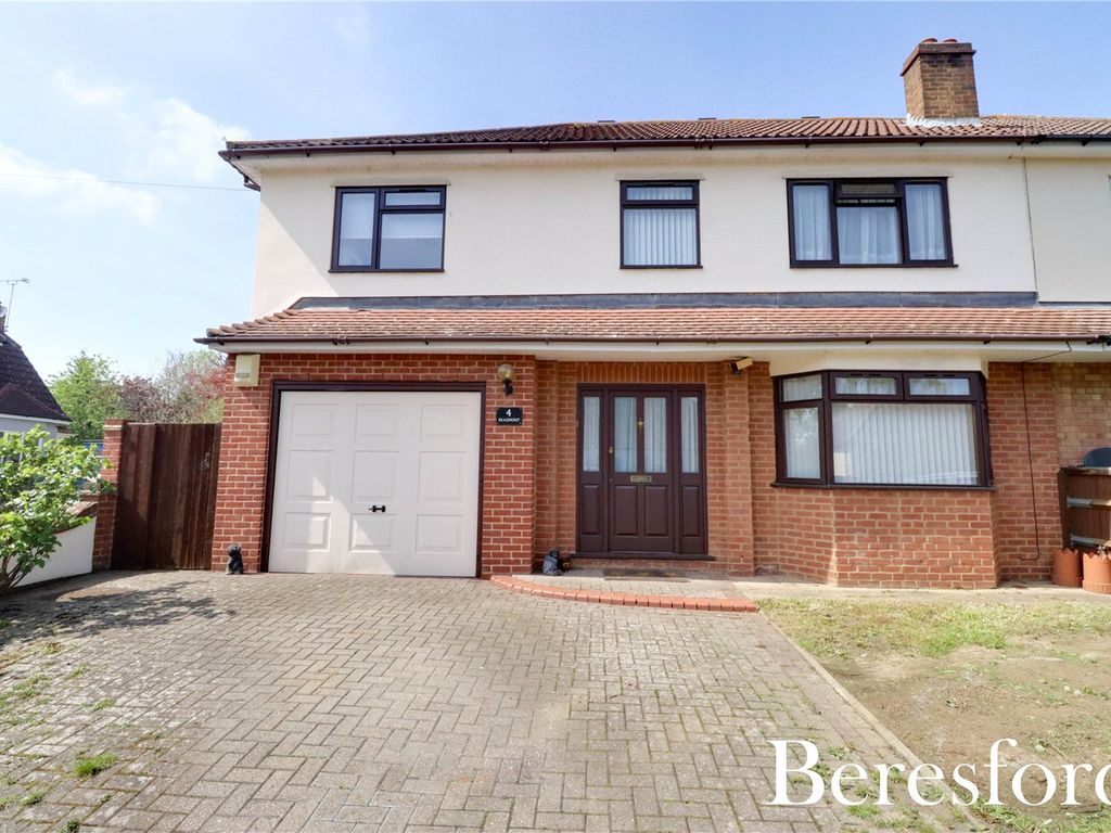 5 bed semidetached house for sale in Heybridge Road, Ingatestone CM4