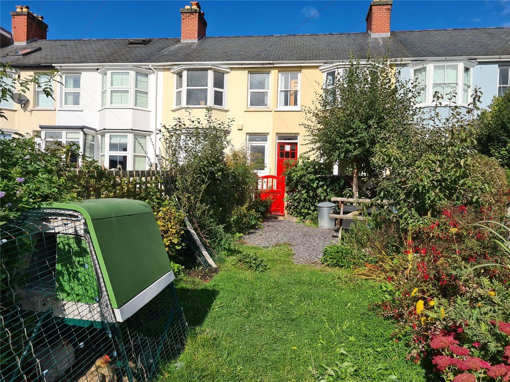 3 bed terraced house for sale in Kings Crescent, Llangawsai