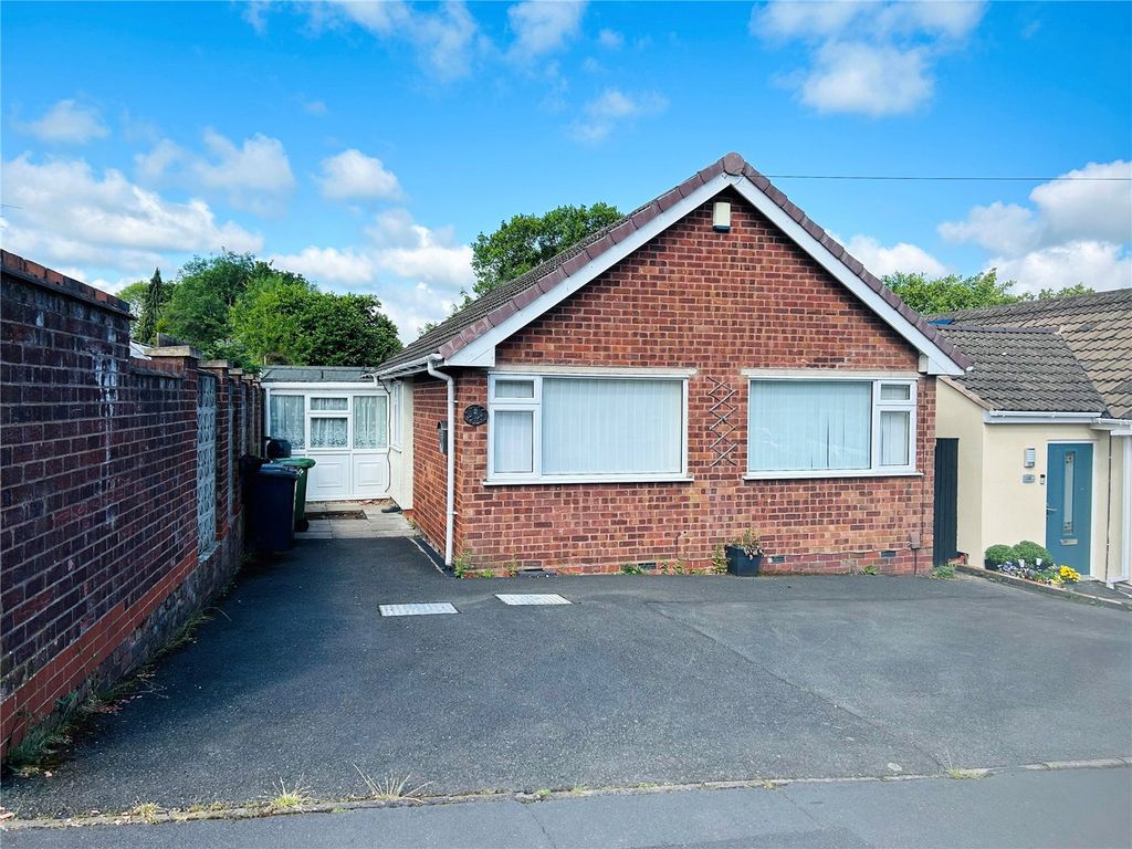 3 bed bungalow for sale in Pennine Way, Nuneaton, Warwickshire CV10, £