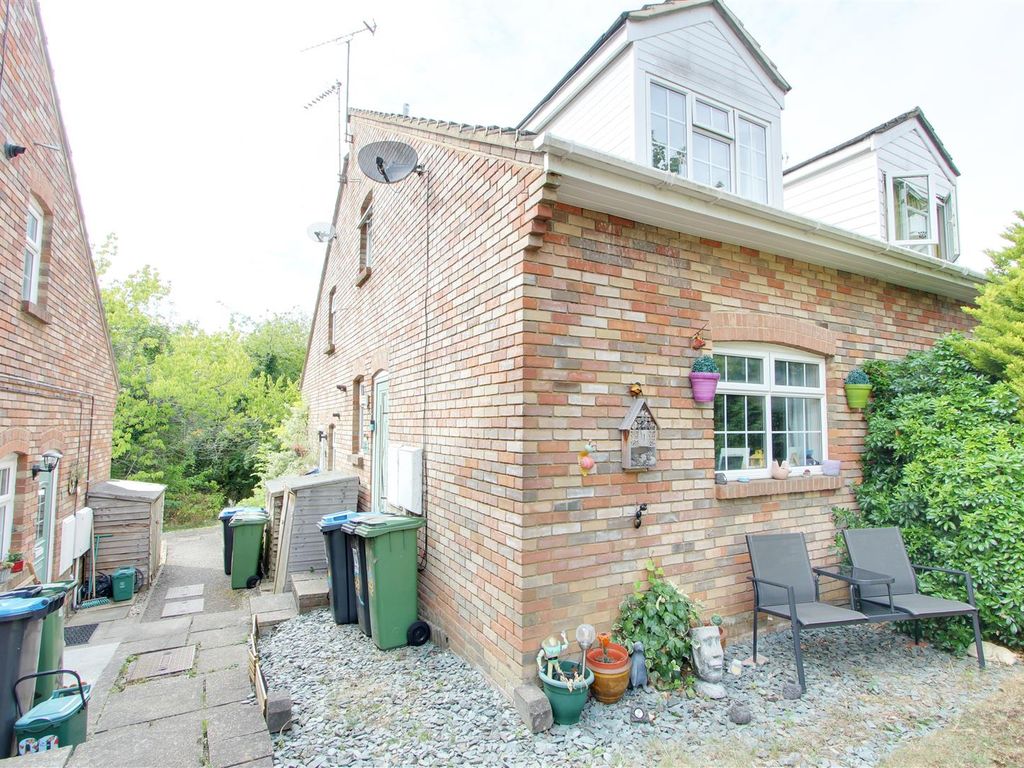 1 bed semidetached house for sale in Hunters Close, Tring HP23 Zoopla