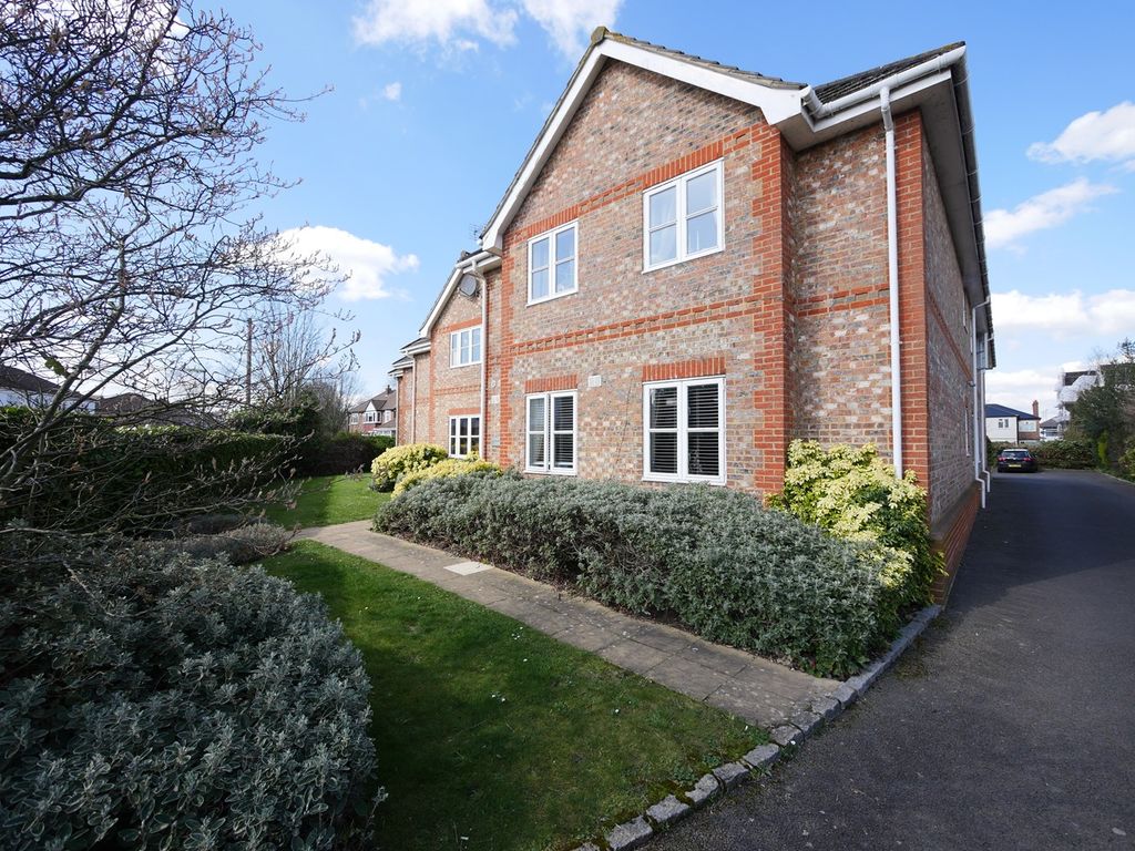 2 bed flat to rent in Cumberland Road, Ashford TW15 Zoopla