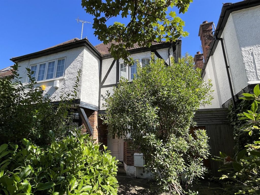 4 bed semidetached house to rent in Finchley Road, London NW11, £3,450