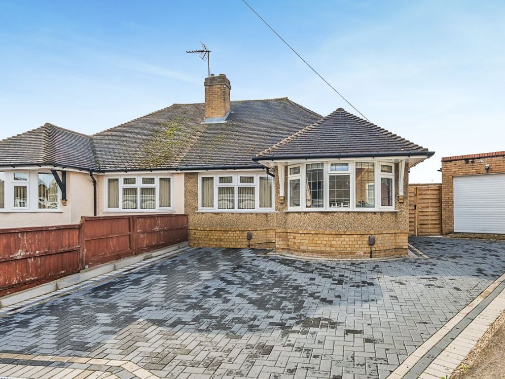 2 bed bungalow for sale in Street, Clapham, Bedford MK41, £
