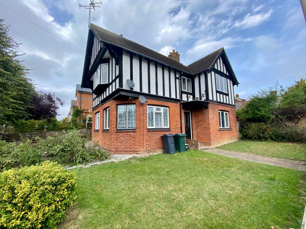 2 bed flat to rent in Faversham Road, Kennington, Ashford TN24, £1,000